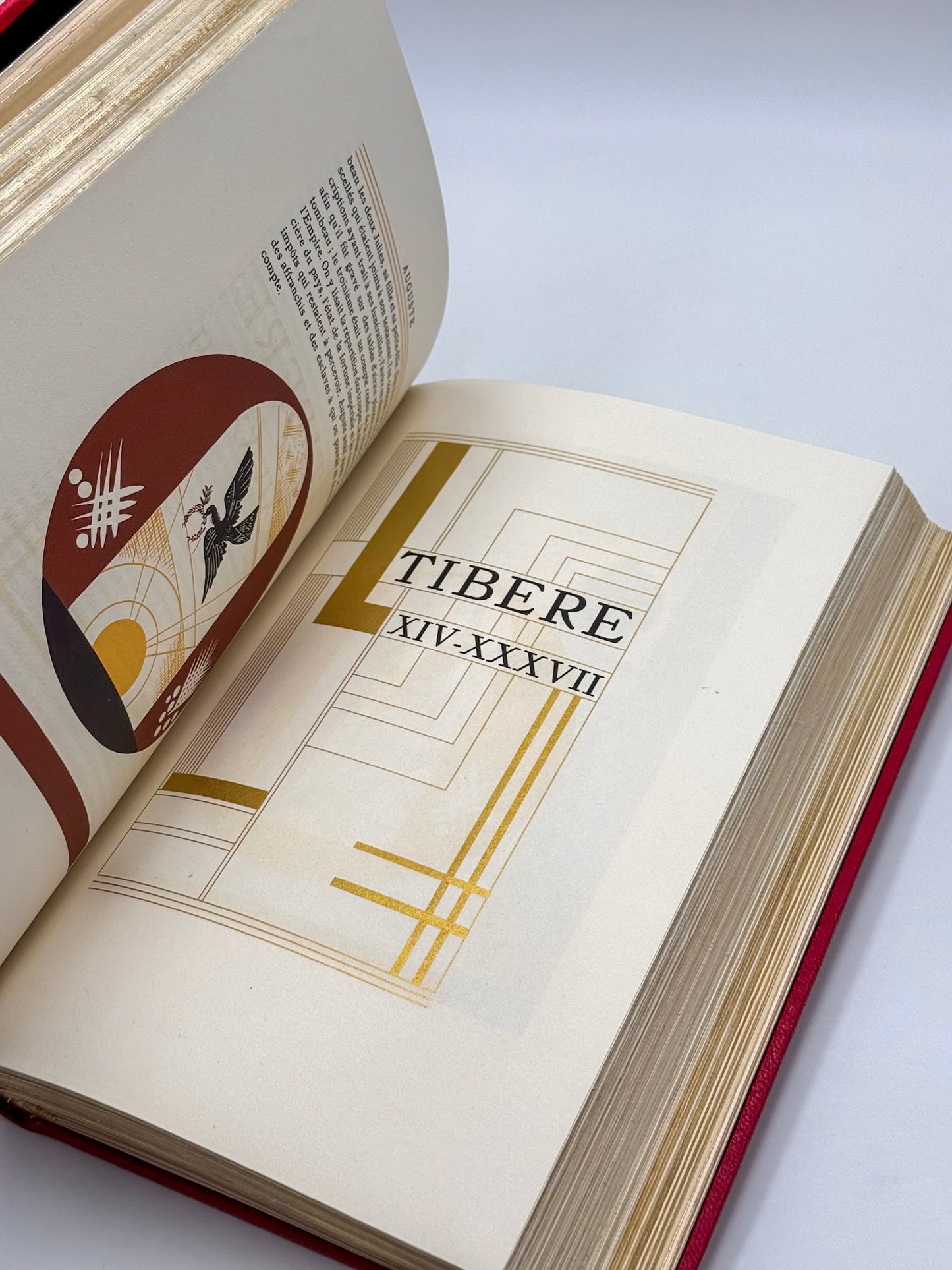 Les Douze Césars. Traduction inédite de Joseph Estève. Préface de Louis Barthou de l'Académie Française